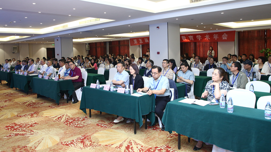 人们在房间里

描述已自动生成